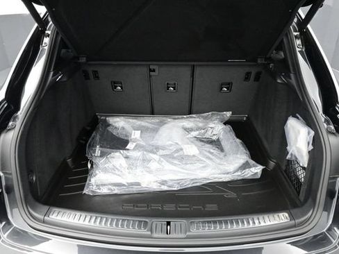 Certified 2025 Porsche Macan AWD/4WD image 15