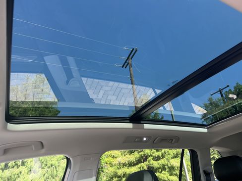 Certified 2023 Volkswagen Tiguan SE w/ Panoramic Sunroof Package FWD image 24