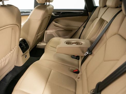 Certified 2024 Porsche Macan AWD/4WD image 35
