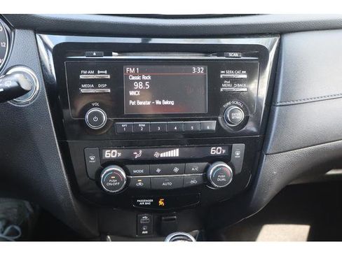 Used 2017 Nissan Rogue SV AWD/4WD image 17
