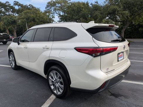 Used 2021 Toyota Highlander Limited FWD image 6