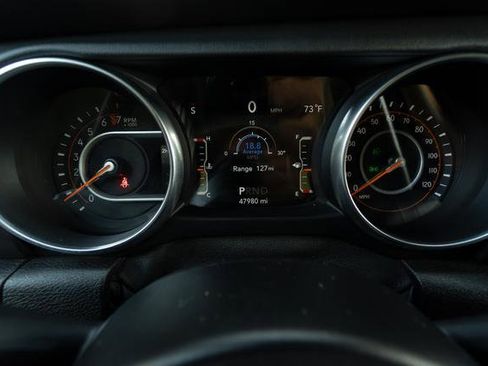 Used 2019 Jeep Wrangler Unlimited Sahara w/ Uconnect 4C Nav & Sound Group image 18