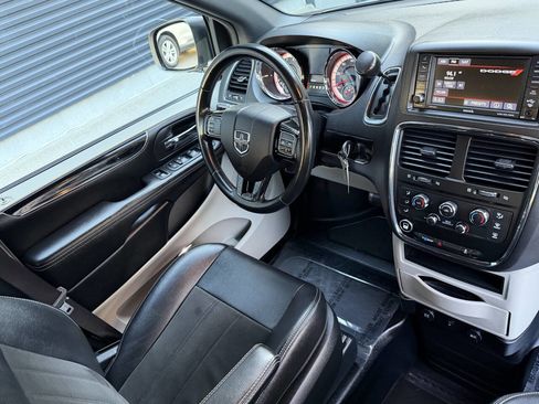 Used 2019 Dodge Grand Caravan SXT image 24