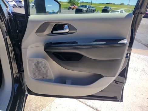 Used 2023 Chrysler Pacifica Touring-L FWD image 27