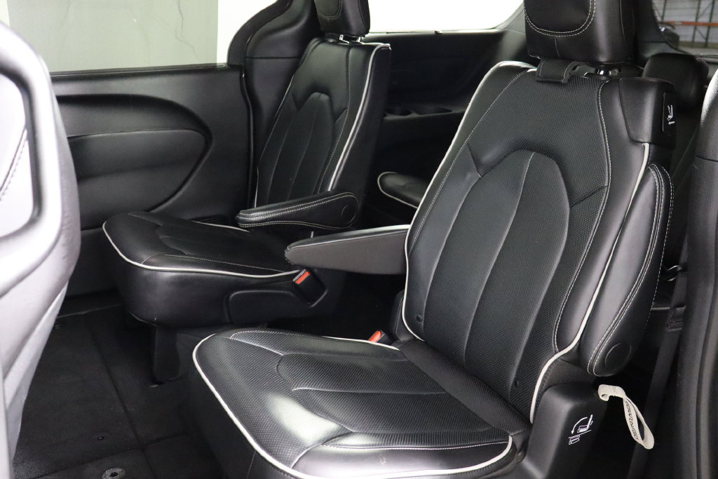 Used 2025 Chrysler Pacifica Limited FWD image 16