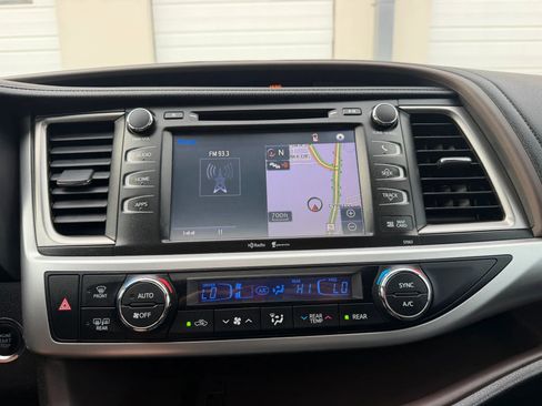 Used 2015 Toyota Highlander XLE FWD image 16