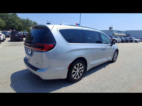 Used 2023 Chrysler Pacifica Pinnacle FWD image 8