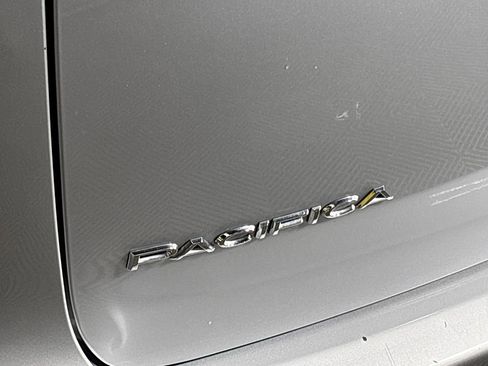 Used 2024 Chrysler Pacifica Touring-L image 22