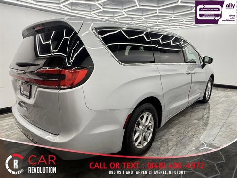 Used 2024 Chrysler Pacifica Touring-L FWD image 9