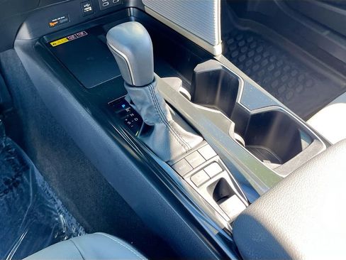 Used 2025 Toyota Camry SE w/ Convenience Package image 16