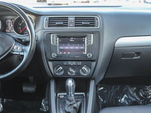 Used 2017 Volkswagen Jetta SE image 13