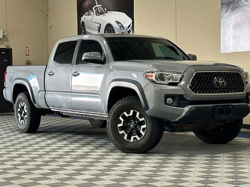 Used 2019 Toyota Tacoma TRD Off-Road w/ Technology Package AWD/4WD image 2