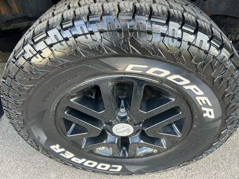 Used 2015 Nissan Frontier SV w/ SV Value Truck Package AWD/4WD image 4