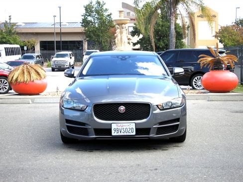 Used 2018 Jaguar XE Premium image 2