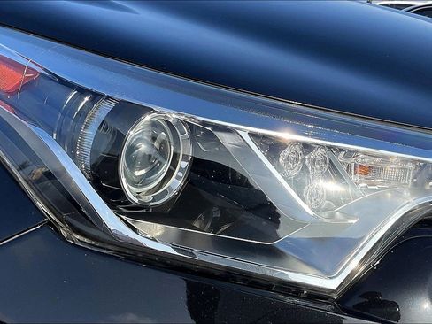 Used 2018 Toyota C-HR XLE image 14