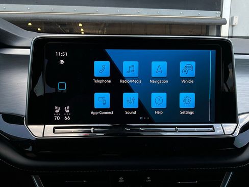 Used 2024 Volkswagen Atlas Cross Sport SE image 28