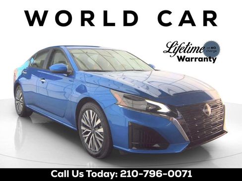 Used 2025 Nissan Altima 2.5 SV w/ SV Premium Package FWD image 1