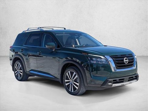 Certified 2025 Nissan Pathfinder Platinum image 3