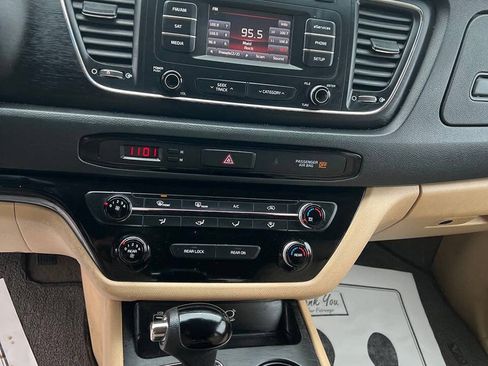 Used 2016 Kia Sedona LX w/ Option Group 020 FWD image 13