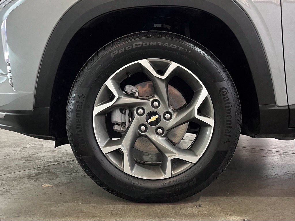 Certified 2025 Chevrolet Trax LT w/ LT Convenience Package FWD image 16