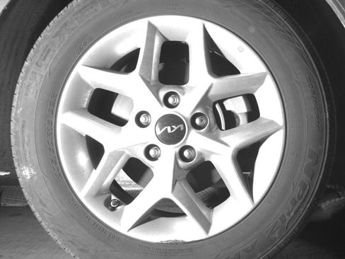 Used 2025 Kia Soul LX w/ LX Technology Package FWD image 13