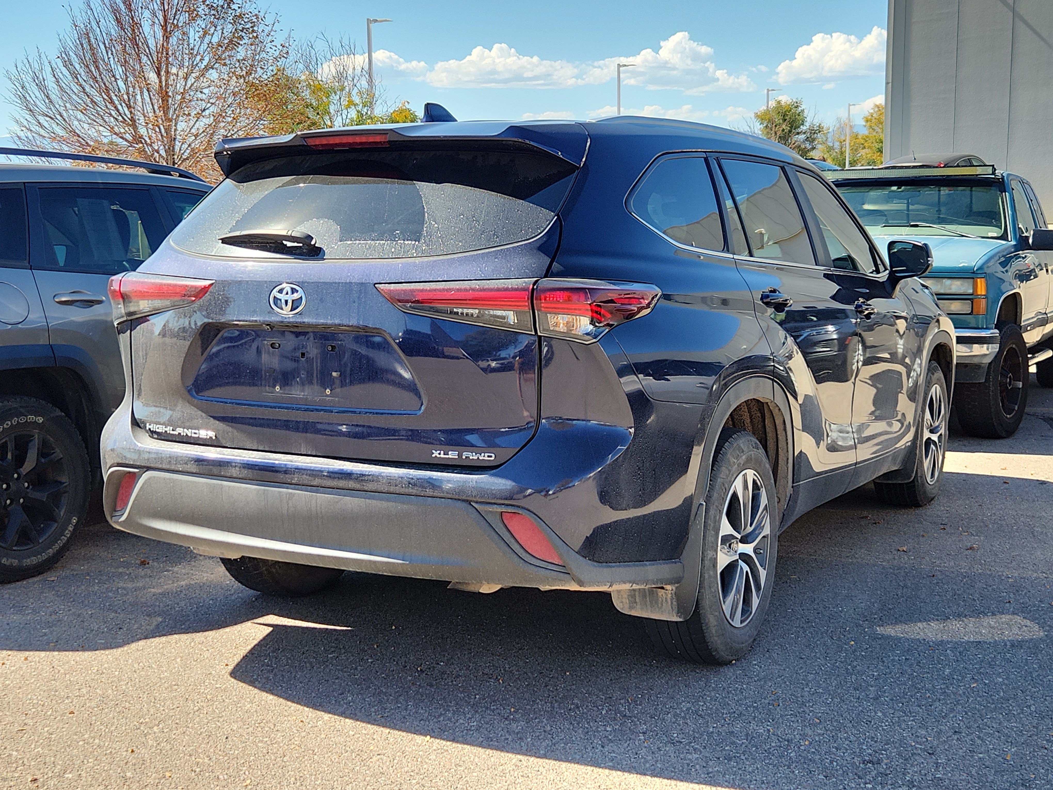 Used 2024 Toyota Highlander XLE AWD/4WD image 2