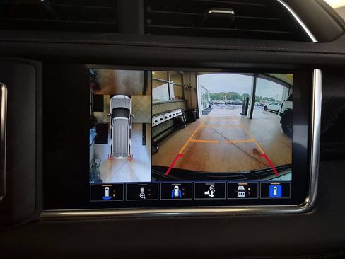 Used 2022 GMC Yukon Denali w/ Denali Premium Package AWD/4WD image 11