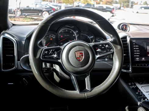 Used 2015 Porsche Cayenne Turbo image 6