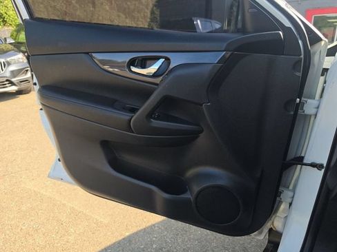 Used 2018 Nissan Rogue S FWD image 17