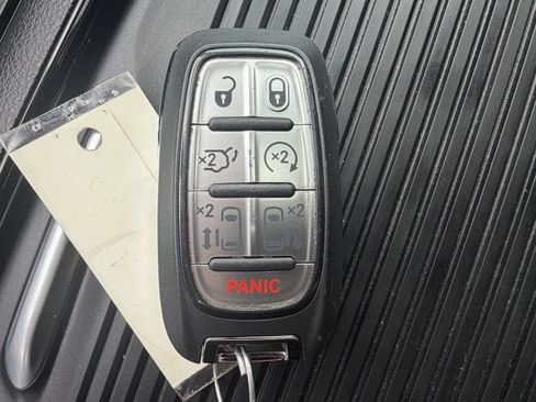 Used 2025 Chrysler Pacifica Limited FWD image 34