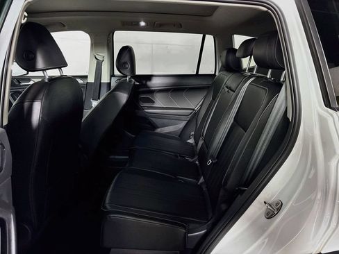 Certified 2022 Volkswagen Tiguan SE w/ Panoramic Sunroof Package AWD/4WD image 21