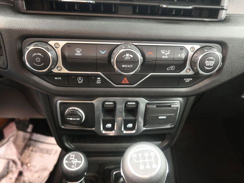 Used 2025 Jeep Wrangler Sport image 9