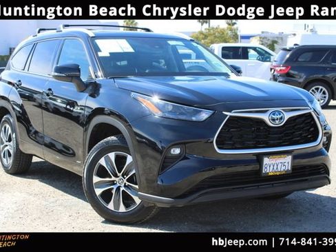Used 2022 Toyota Highlander XLE AWD/4WD image 1