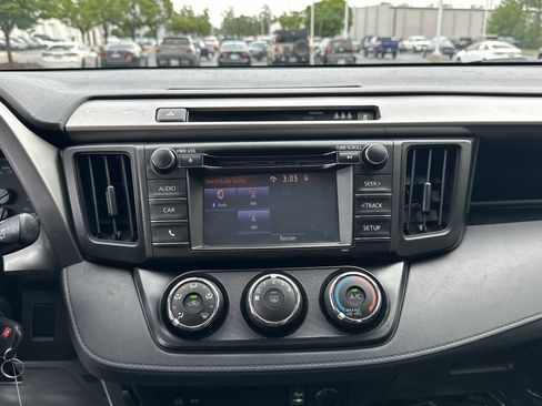 Used 2018 Toyota RAV4 LE FWD image 24
