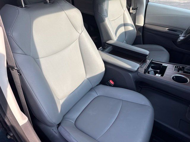 Used 2023 Toyota Sienna XLE FWD image 16