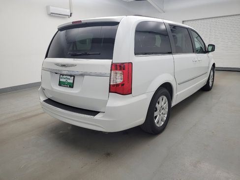 Used 2016 Chrysler Town & Country Touring image 9