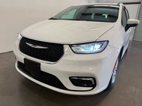 Used 2023 Chrysler Pacifica Touring-L FWD image 6