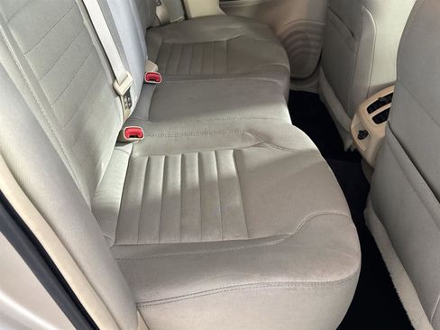 Used 2017 Ford Taurus SE image 15