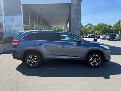 Used 2018 Toyota Highlander LE AWD/4WD image 8