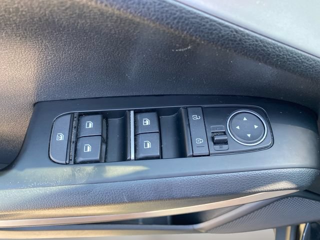 Used 2025 Kia Soul LX w/ LX Technology Package FWD image 17