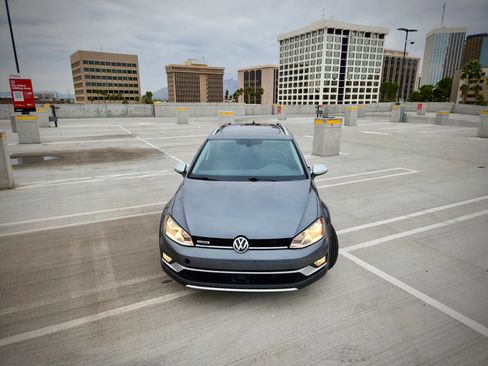 Used 2017 Volkswagen Golf Alltrack SE image 3