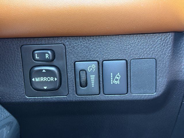 Used 2018 Toyota RAV4 Limited FWD image 21