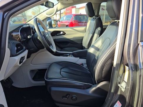 Certified 2021 Chrysler Pacifica Limited image 4
