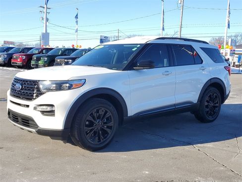 Used 2022 Ford Explorer XLT w/ Equipment Group 202A image 3