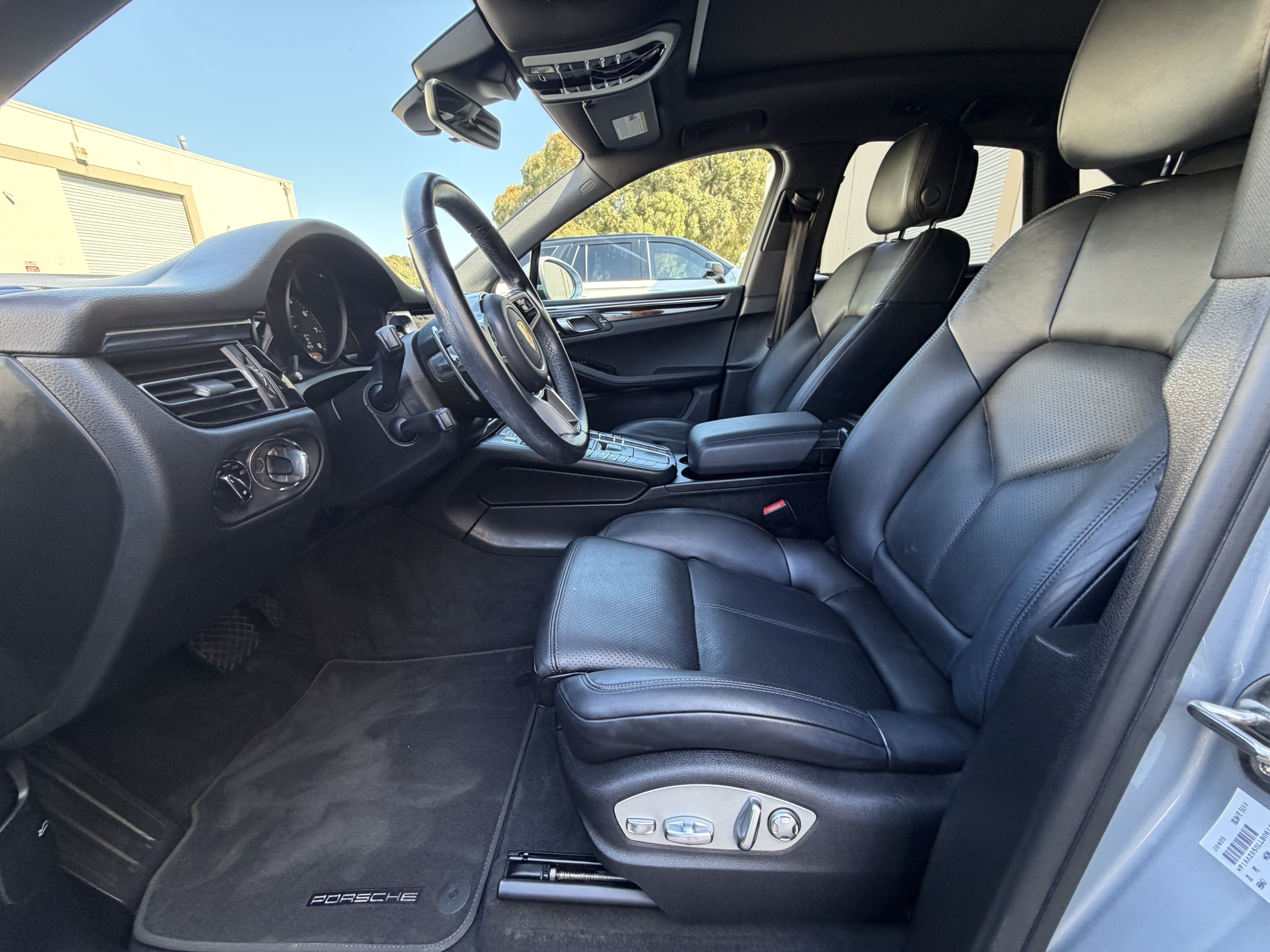 Used 2020 Porsche Macan AWD/4WD image 25