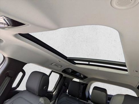 Used 2025 Land Rover Defender 110 S image 17