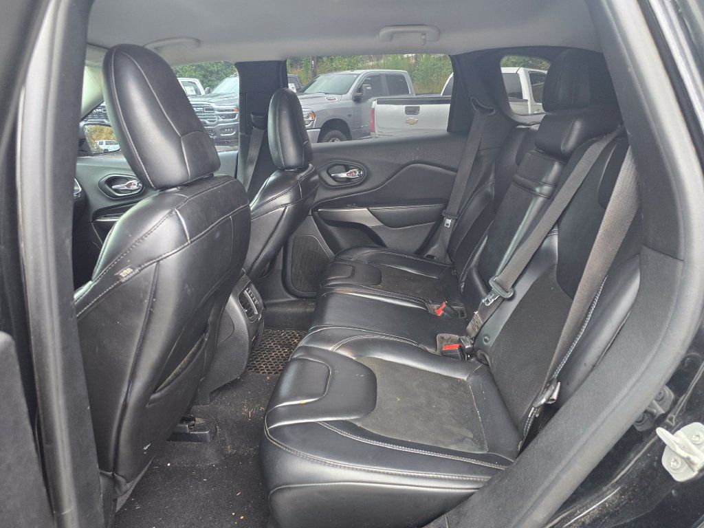 Used 2019 Jeep Cherokee Latitude Plus w/ Cold Weather Group FWD image 11