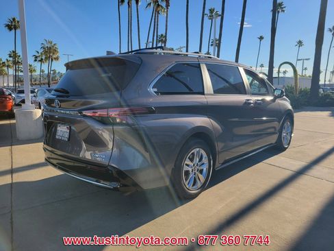 Certified 2023 Toyota Sienna Limited image 4