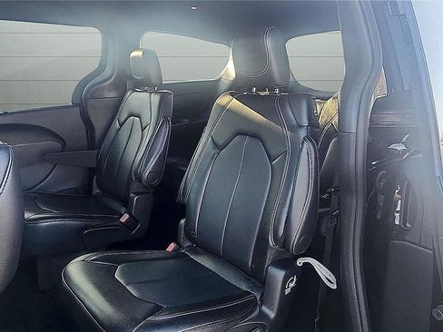 Used 2025 Chrysler Pacifica Select image 25