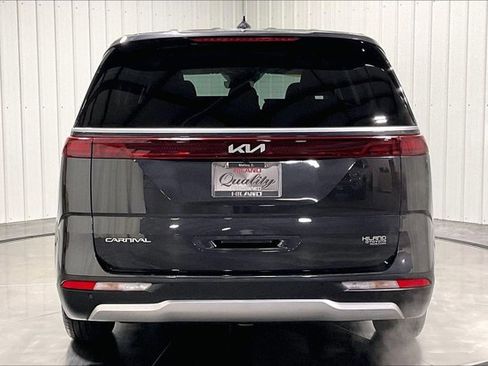 Used 2024 Kia Carnival LX image 4